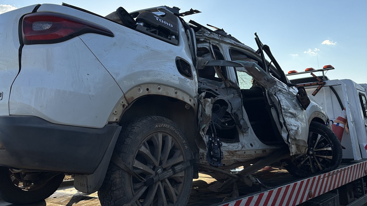Após sair de pista e bater o carro, motorista sai correndo pela BR-040 em João Pinheiro