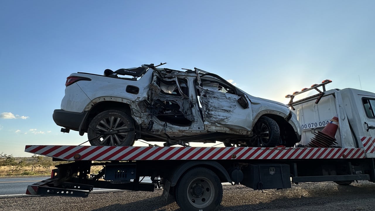 Após sair de pista e bater o carro, motorista sai correndo pela BR-040 em João Pinheiro