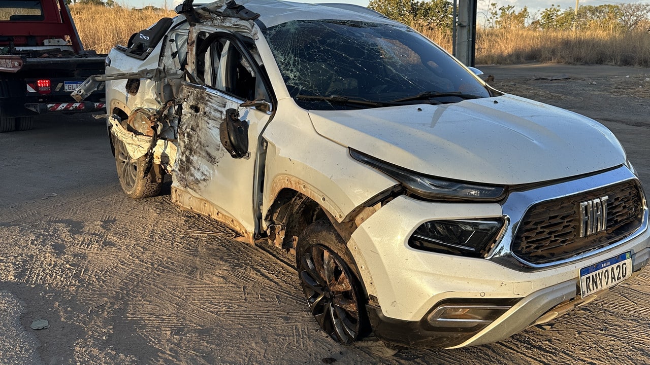 Após sair de pista e bater o carro, motorista sai correndo pela BR-040 em João Pinheiro