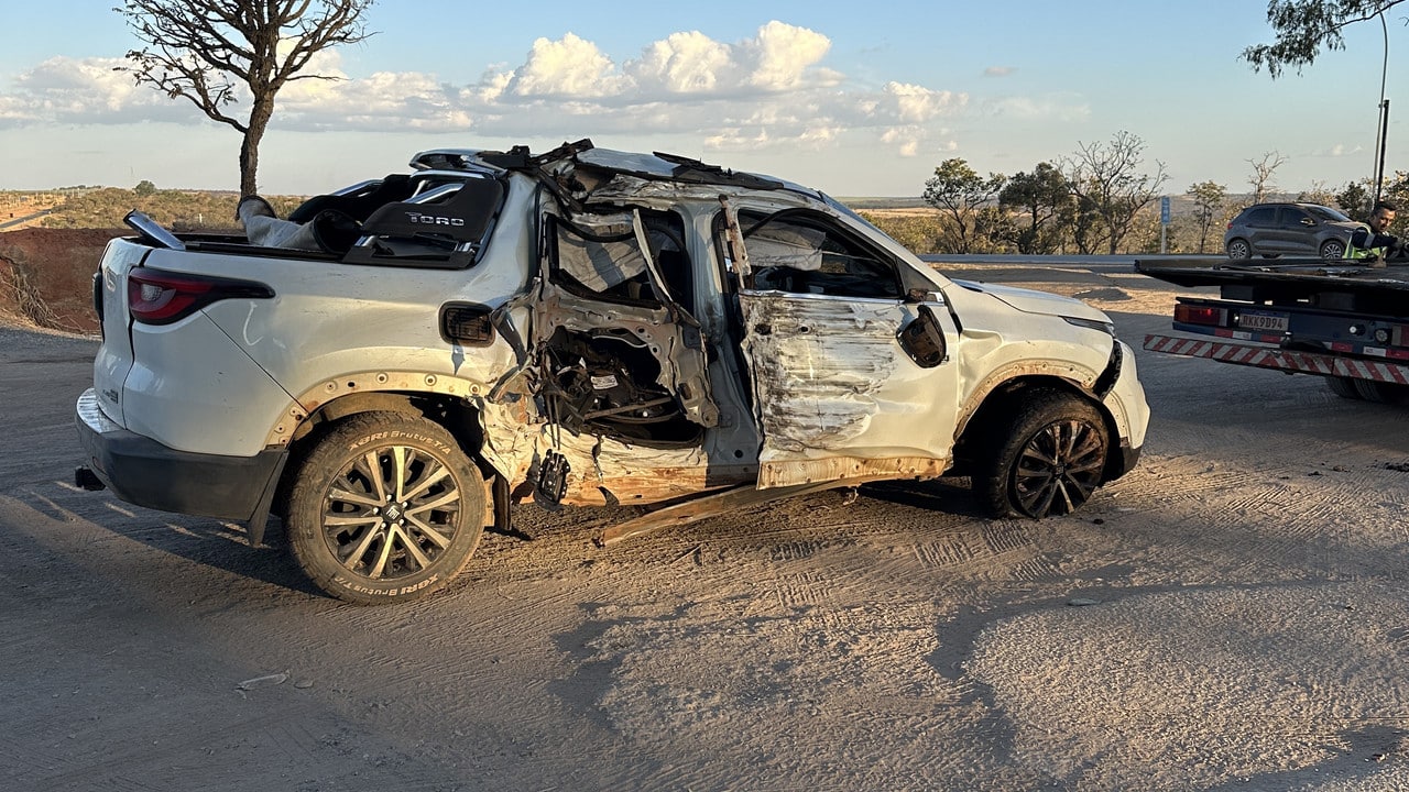 Após sair de pista e bater o carro, motorista sai correndo pela BR-040 em João Pinheiro