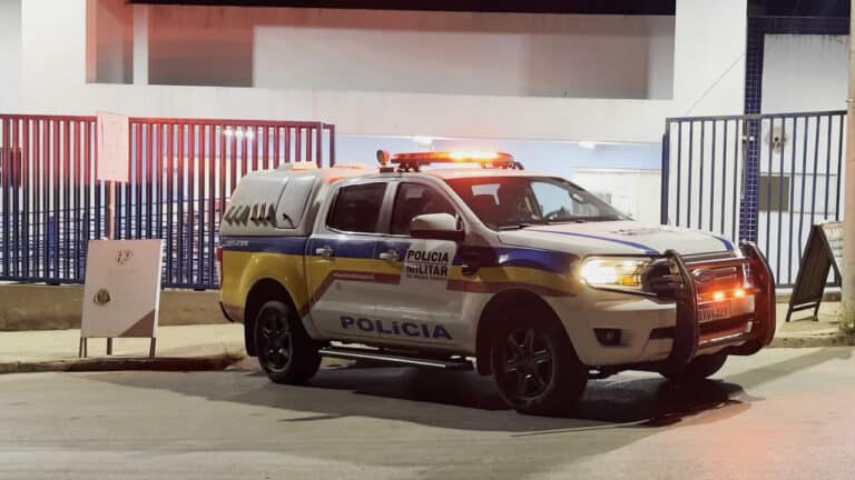Horas após pedir medida protetiva, ex tenta atropelar mulher e rasga as roupas dela no meio da rua em João Pinheiro
