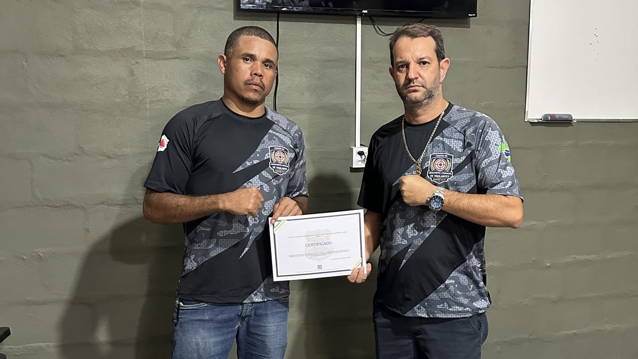 Sem precisar sair da cidade: alunos recebem certificado da Polícia Federal de curso de vigilante em João Pinheiro