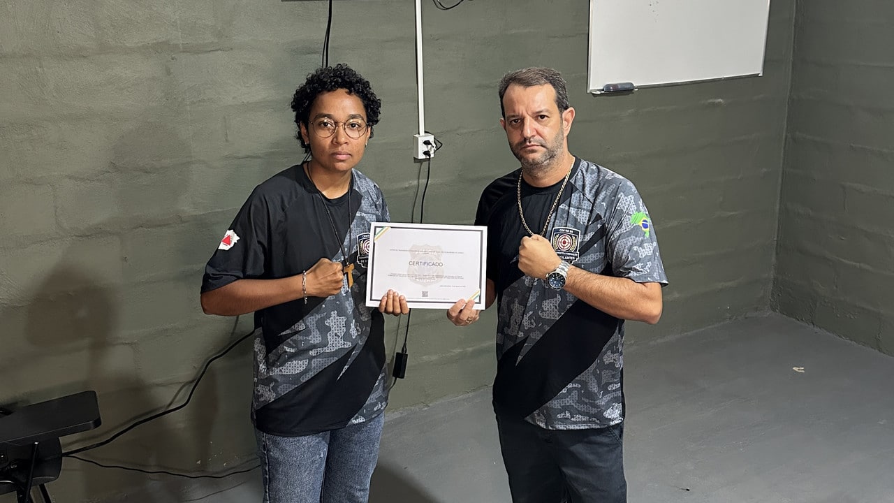 Sem precisar sair da cidade: alunos recebem certificado da Polícia Federal de curso de vigilante em João Pinheiro