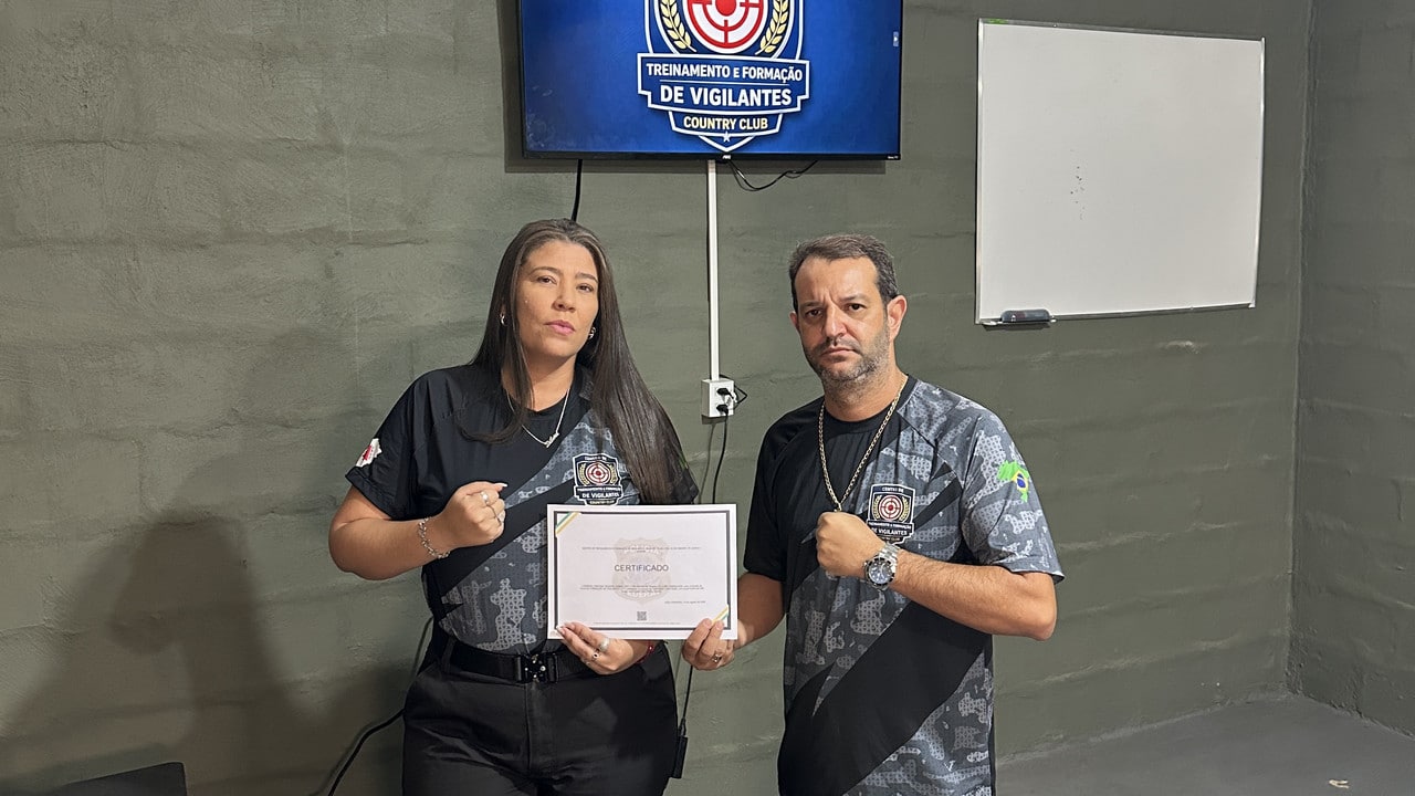 Sem precisar sair da cidade: alunos recebem certificado da Polícia Federal de curso de vigilante em João Pinheiro