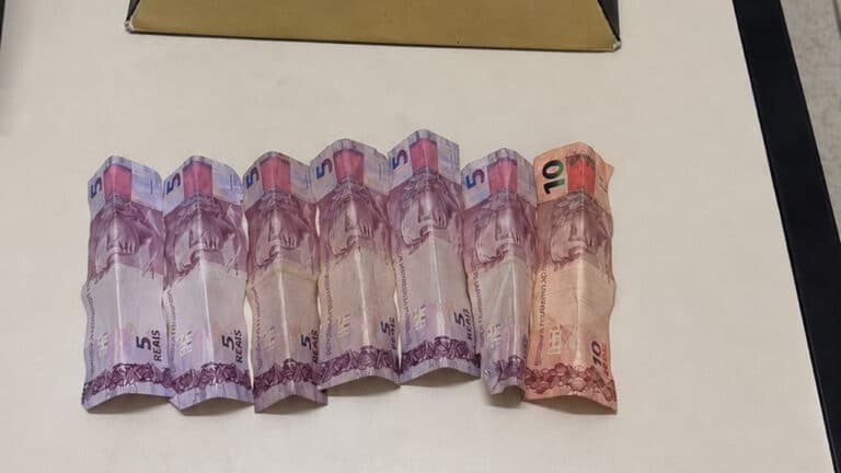 Jovem pede cachorro-quente, furta dinheiro do troco de bar de idosa e acaba preso em João Pinheiro