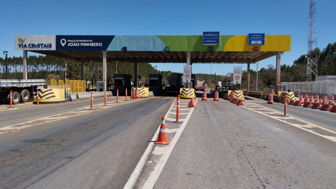 Batida na praça de pedágio derrama 32 mil litros de cimento asfáltico a mais de 100 °C na BR-040, em João Pinheiro
