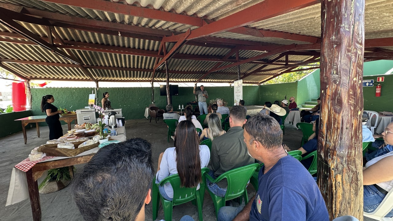 Primeira Feira AGRO realizada por acadêmicos da UniJK leva informação, tecnologia e fortalece setor em João Pinheiro