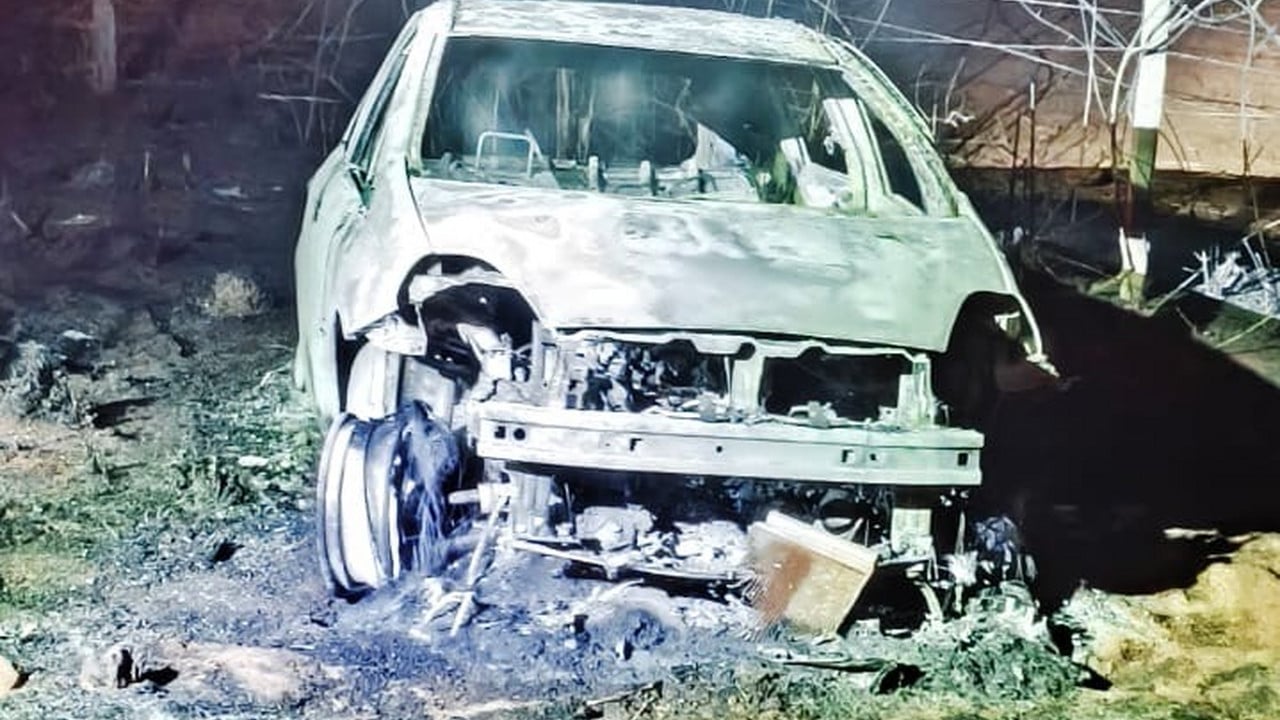 Não sobrou nada! Carro pega fogo na MG-181 em João Pinheiro e chamas consomem um hectare de vegetação