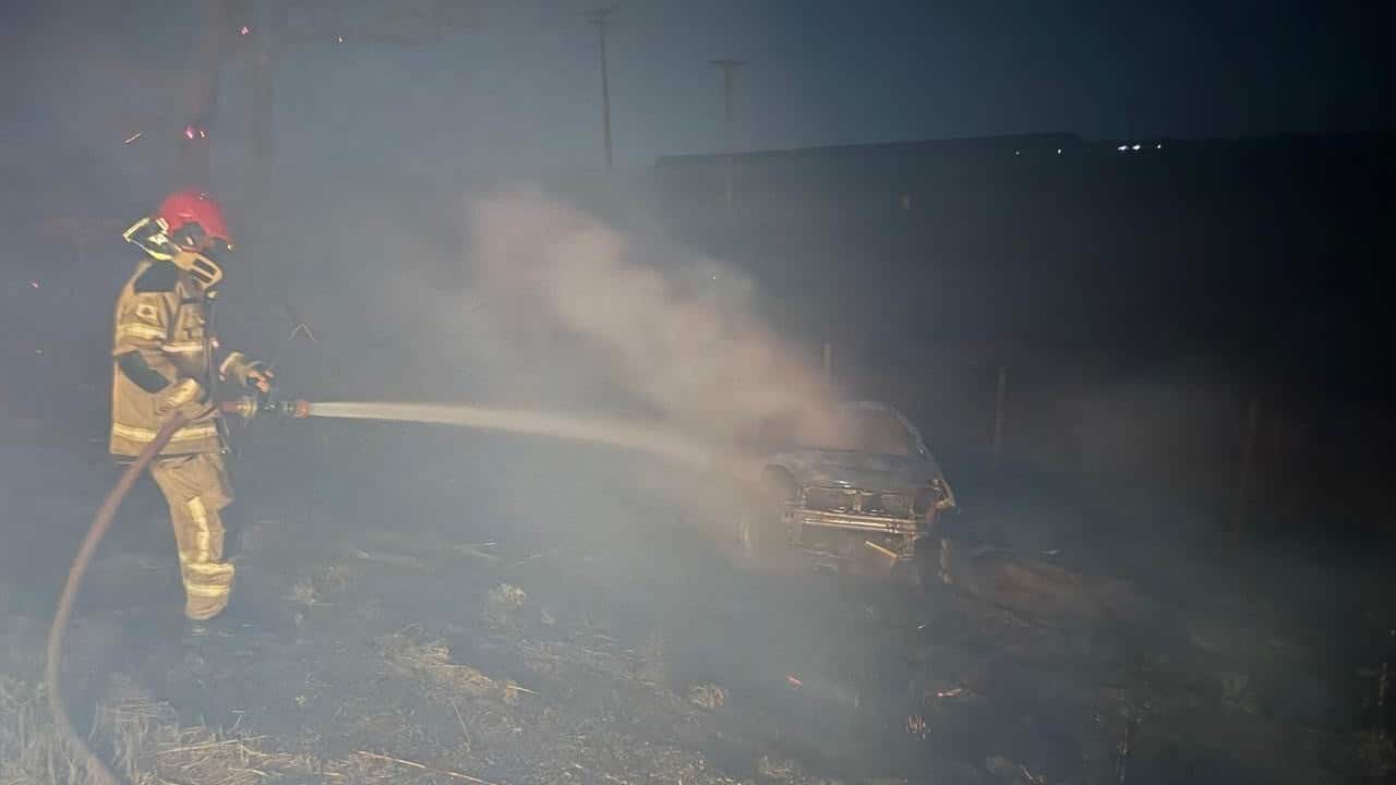 Não sobrou nada! Carro pega fogo na MG-181 em João Pinheiro e chamas consomem um hectare de vegetação