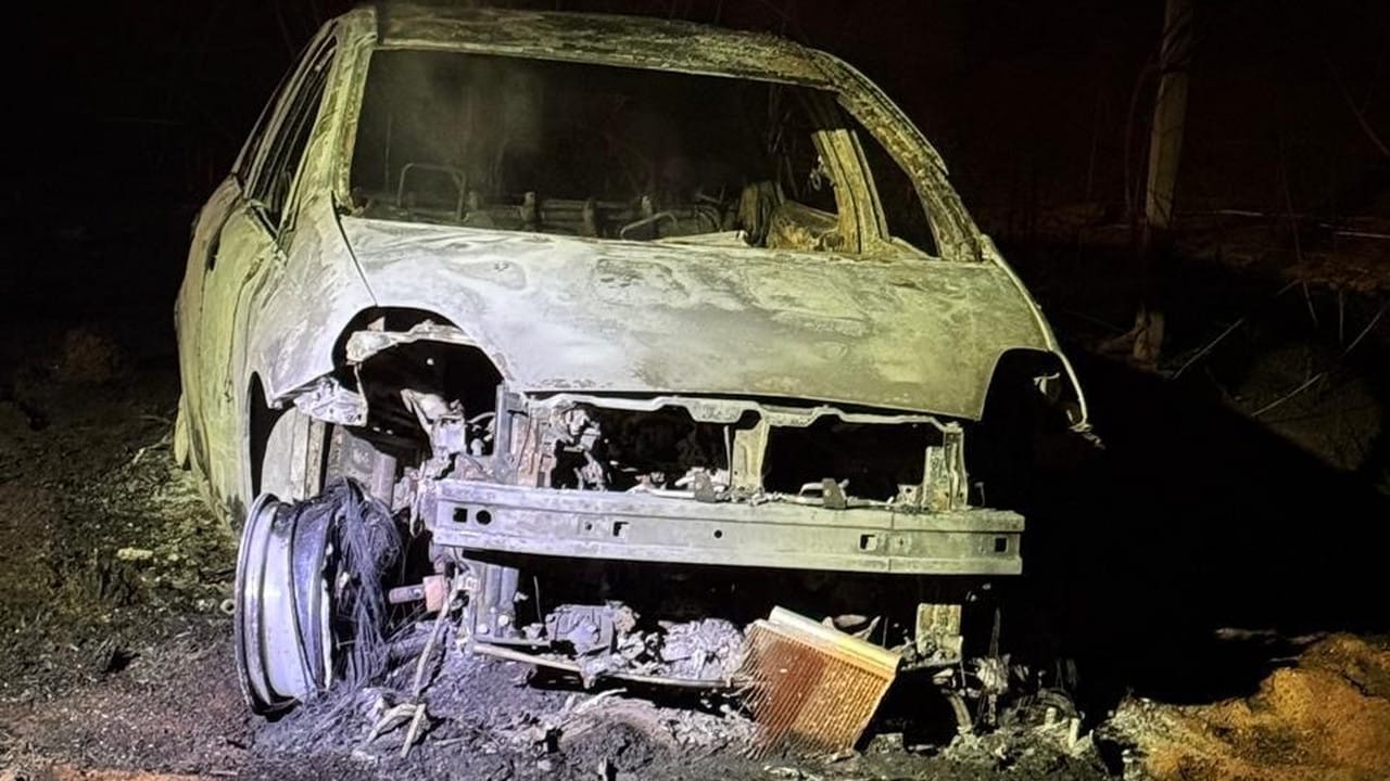 Não sobrou nada! Carro pega fogo na MG-181 em João Pinheiro e chamas consomem um hectare de vegetação