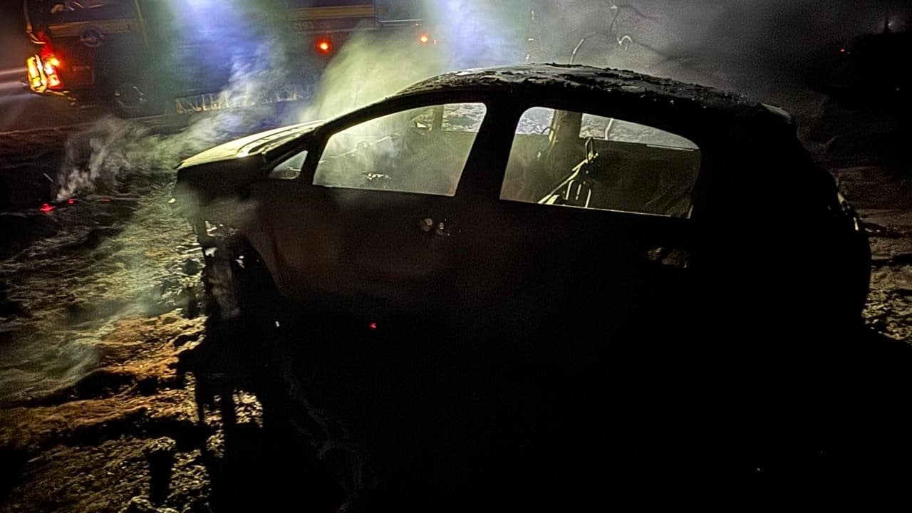 Não sobrou nada! Carro pega fogo na MG-181 em João Pinheiro e chamas consomem um hectare de vegetação