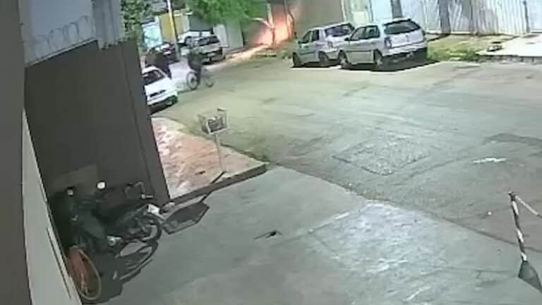 Jovem que saía do trabalho é assaltada e obrigada a entregar a senha do celular; dupla é presa em João Pinheiro