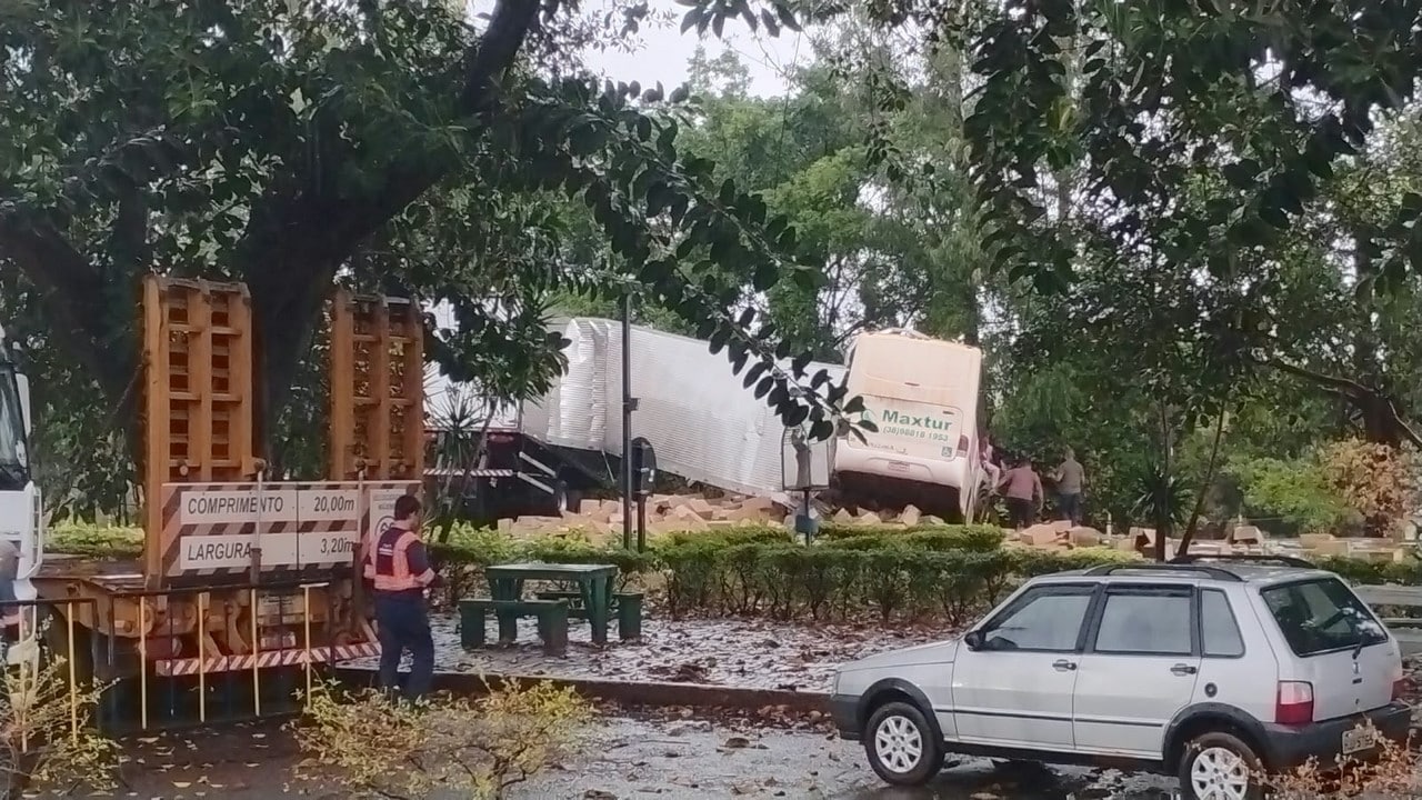 Grave colisão entre ônibus e caminhão deixa um morto e oito feridos na BR-040, em Três Marias