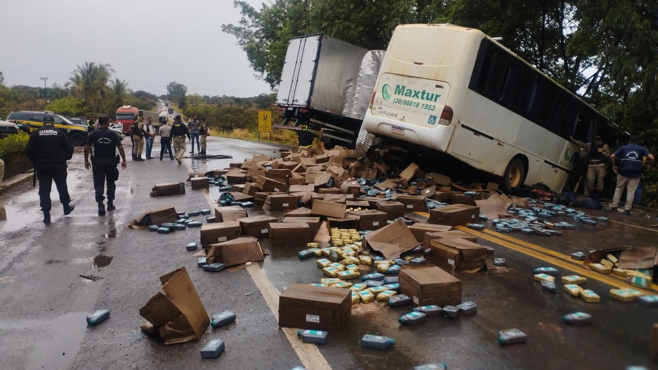 Grave colisão entre ônibus e caminhão deixa um morto e oito feridos na BR-040, em Três Marias