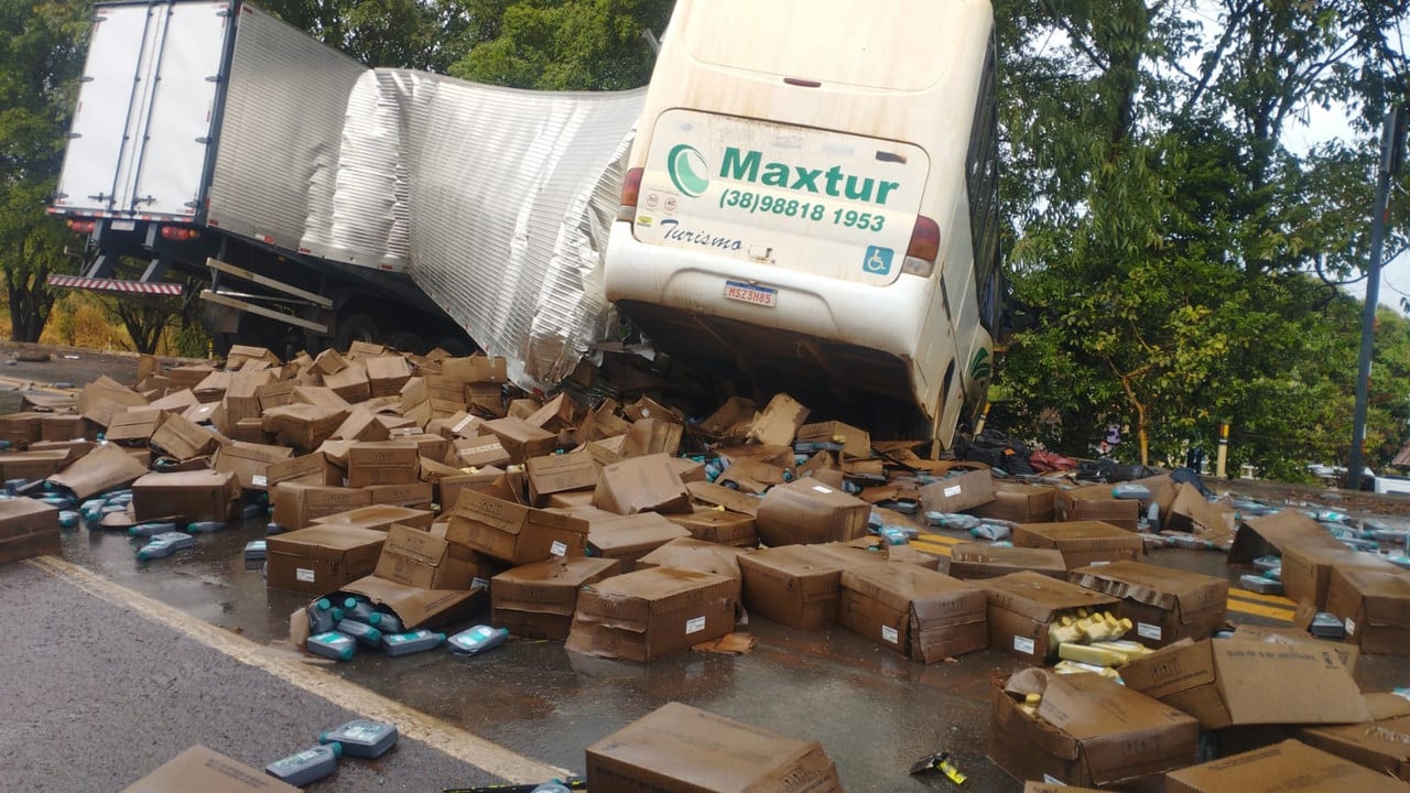 Grave colisão entre ônibus e caminhão deixa um morto e oito feridos na BR-040, em Três Marias
