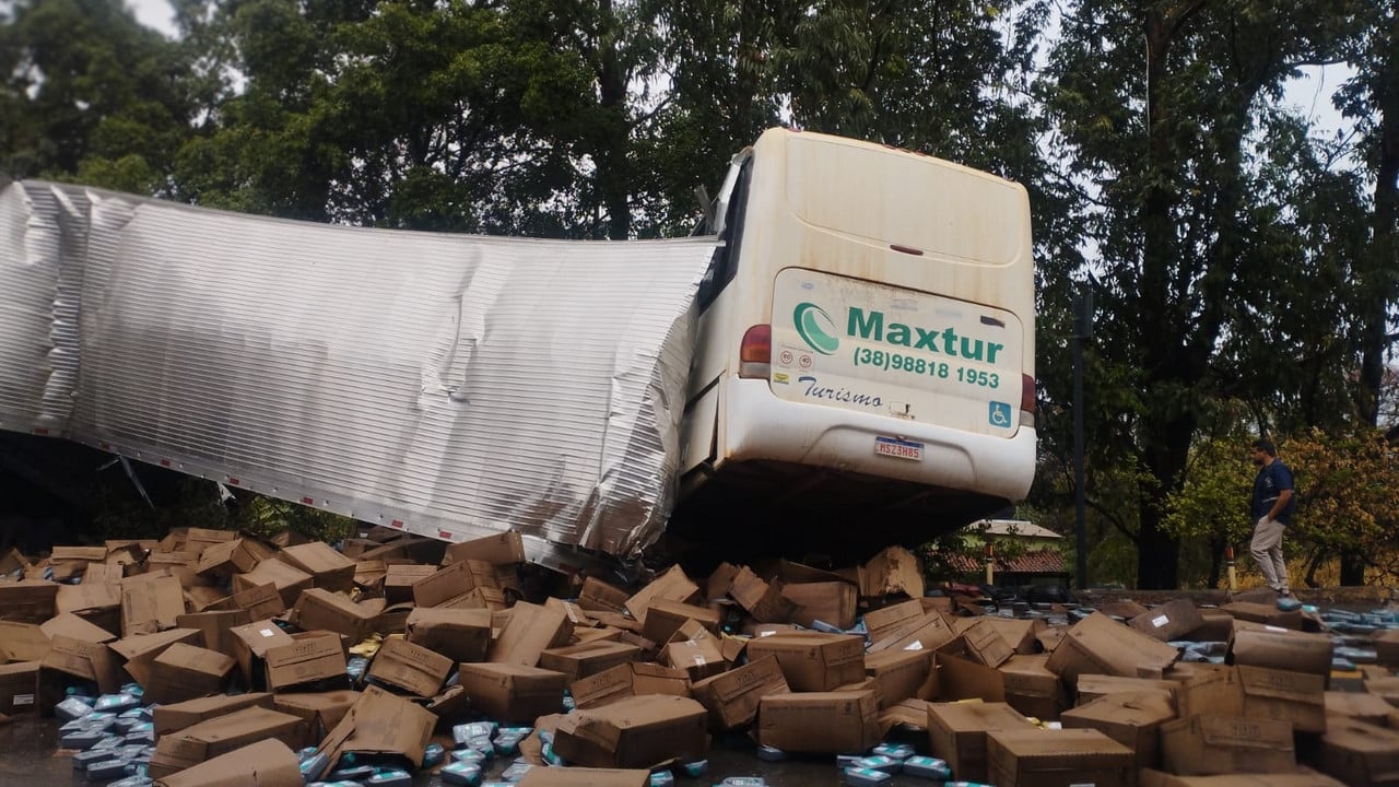 Grave colisão entre ônibus e caminhão deixa um morto e oito feridos na BR-040, em Três Marias