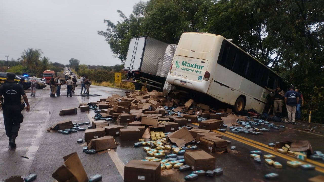 Grave colisão entre ônibus e caminhão deixa um morto e oito feridos na BR-040, em Três Marias