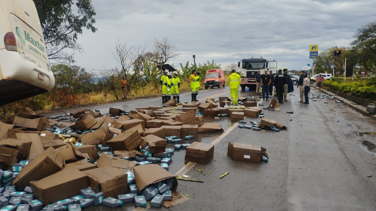 Grave colisão entre ônibus e caminhão deixa um morto e oito feridos na BR-040, em Três Marias