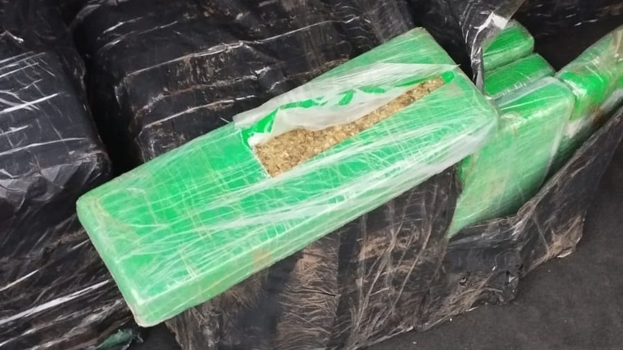 Perdeu! Traficantes jogam a toalha ao serem parados pela PRF de João Pinheiro na BR-365 e entregam carga de maconha