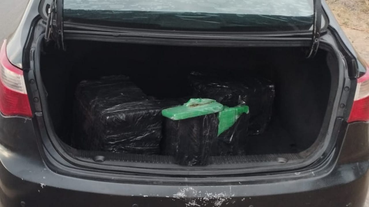 Perdeu! Traficantes jogam a toalha ao serem parados pela PRF de João Pinheiro na BR-365 e entregam carga de maconha