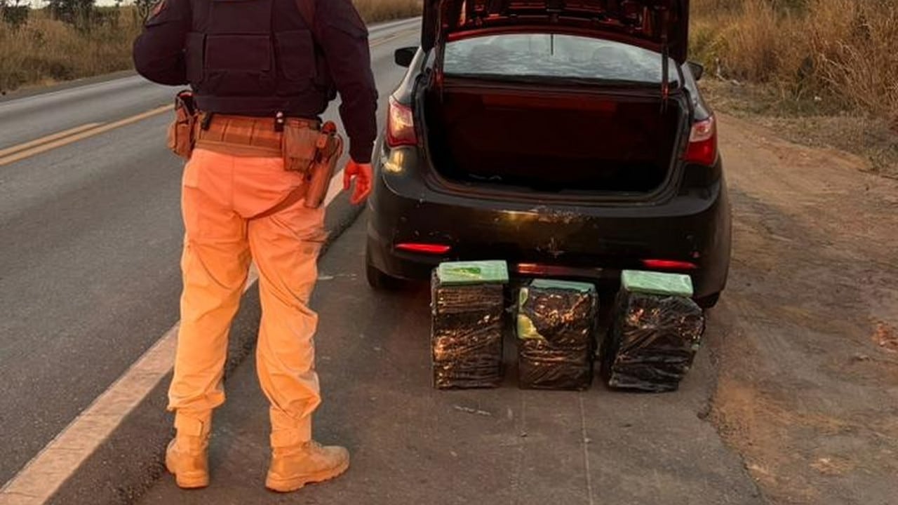 Perdeu! Traficantes jogam a toalha ao serem parados pela PRF de João Pinheiro na BR-365 e entregam carga de maconha