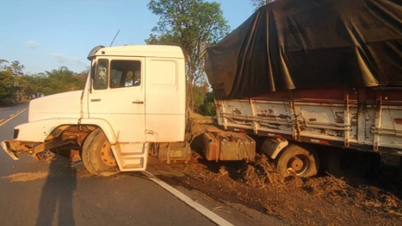 Caminhoneiro some após bater em carreta com 25 toneladas de algodão durante ultrapassagem na MGC-354