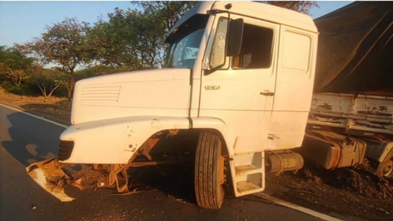 Caminhoneiro some após bater em carreta com 25 toneladas de algodão durante ultrapassagem na MGC-354