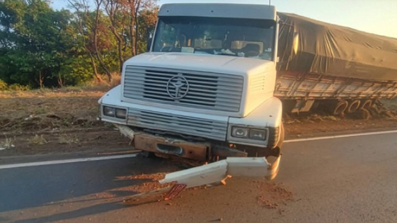 Caminhoneiro some após bater em carreta com 25 toneladas de algodão durante ultrapassagem na MGC-354