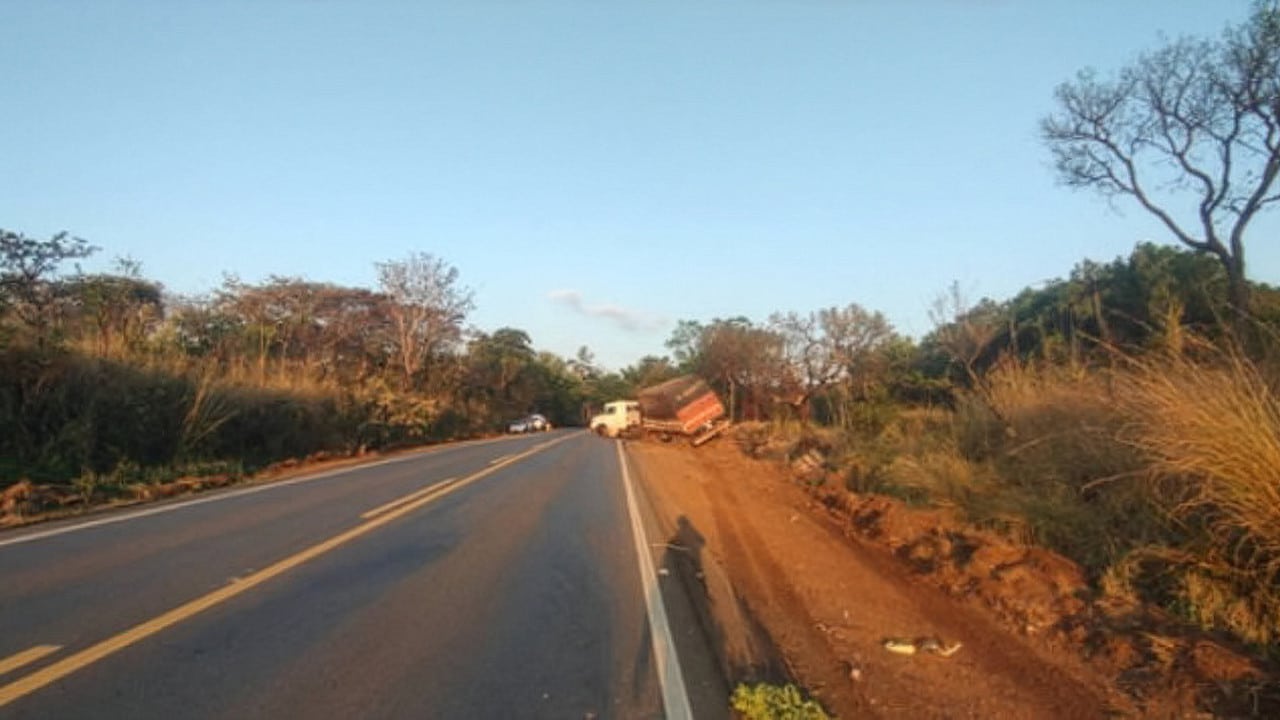 Caminhoneiro some após bater em carreta com 25 toneladas de algodão durante ultrapassagem na MGC-354