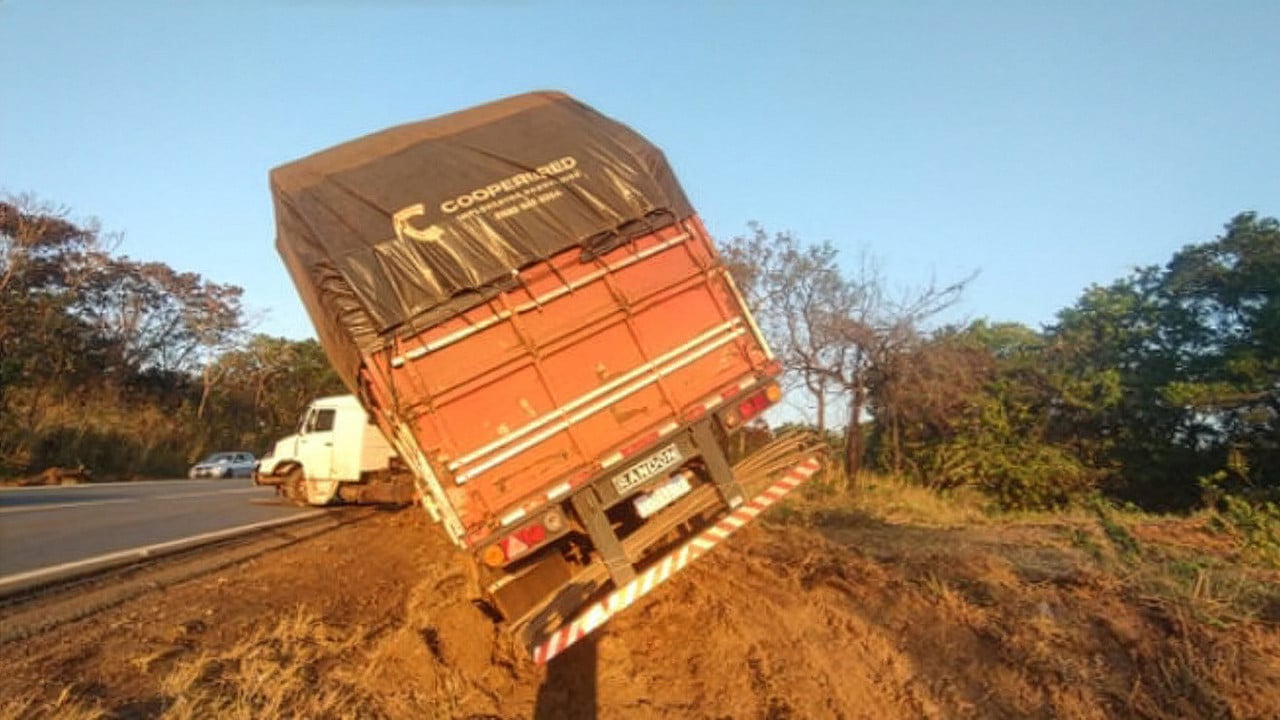 Caminhoneiro some após bater em carreta com 25 toneladas de algodão durante ultrapassagem na MGC-354