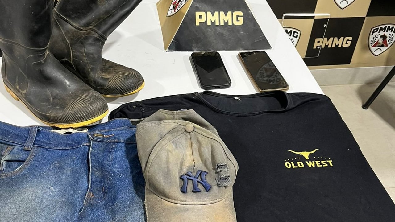 Ladrão que simulou arma e roubou celulares é cercado pela PM e preso escondido em casa abandonada em João Pinheiro