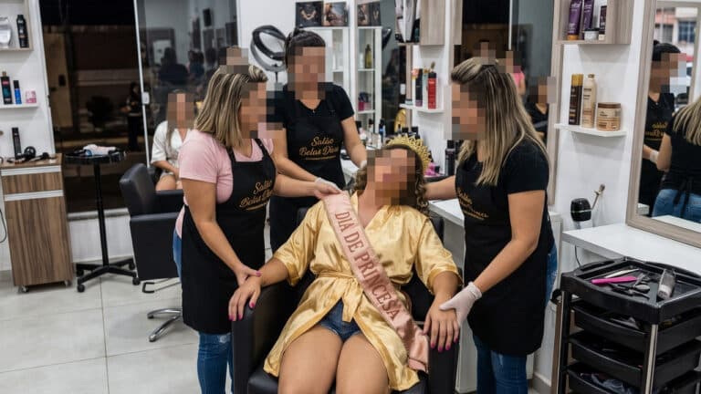 E se a moda pega? Mulher que fez "dia de princesa" e deu calote em dois salões após fingir passar mal é indiciada