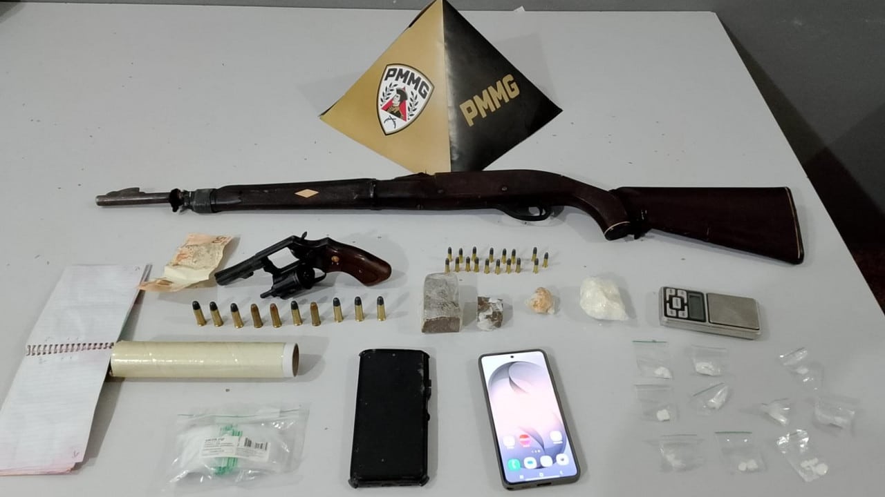 Cocaína, crack, maconha e duas armas, homem é preso em flagrante por tráfico em Brasilândia de Minas