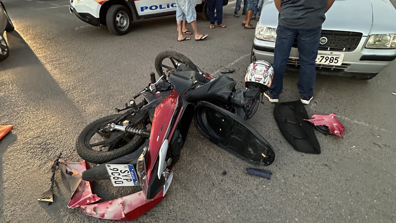 Motociclista sem CNH fica ferido após se envolver em acidente com carro no Centro de João Pinheiro