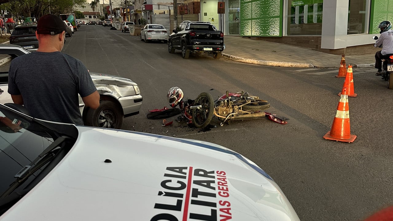 Motociclista sem CNH fica ferido após se envolver em acidente com carro no Centro de João Pinheiro