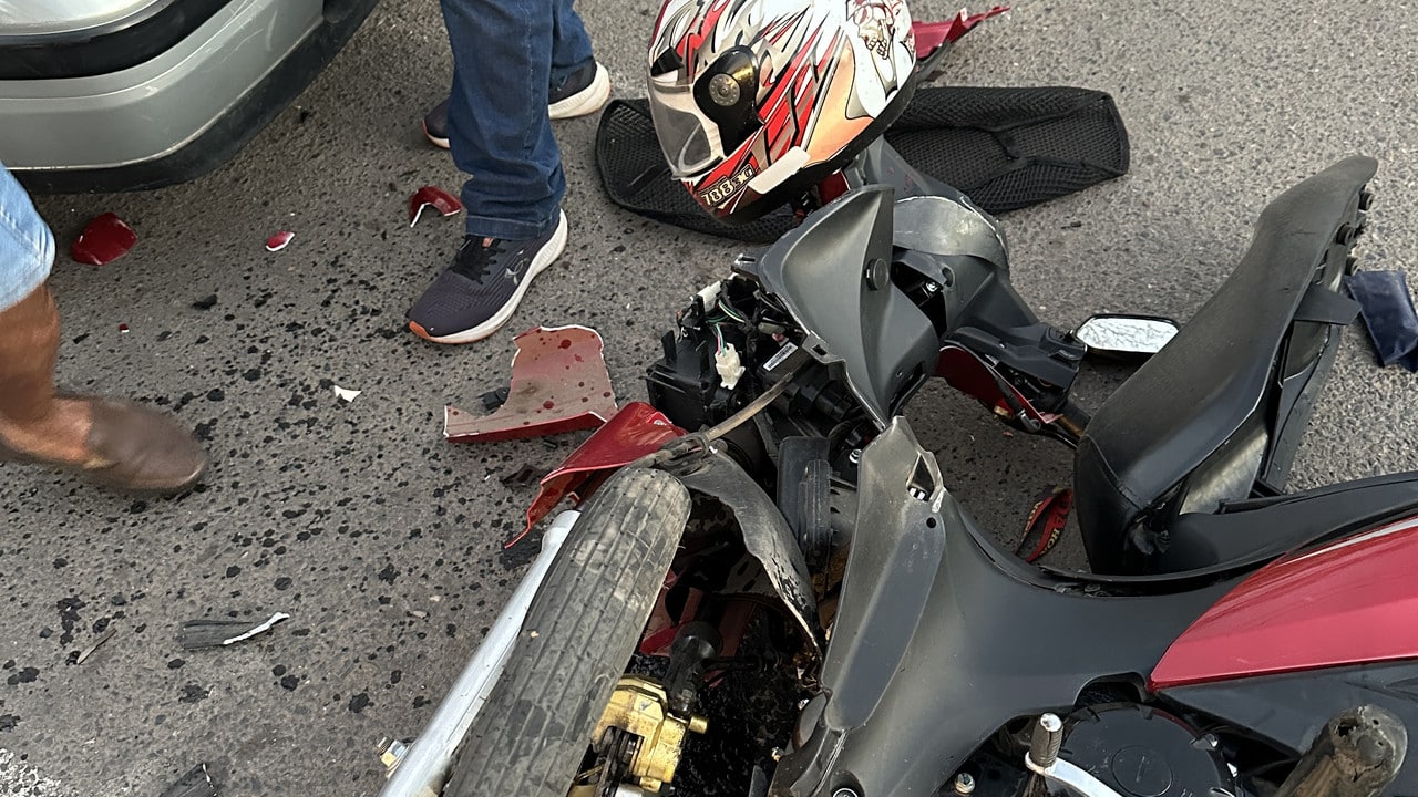 Motociclista sem CNH fica ferido após se envolver em acidente com carro no Centro de João Pinheiro