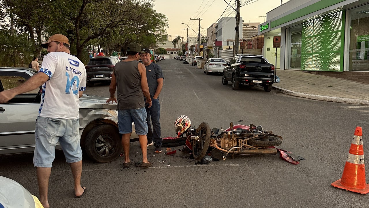 Motociclista sem CNH fica ferido após se envolver em acidente com carro no Centro de João Pinheiro