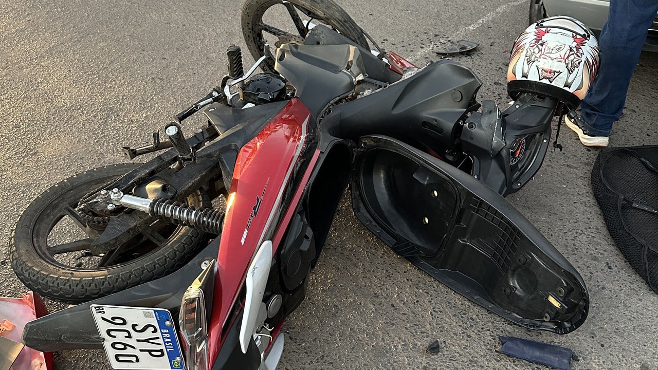 Motociclista sem CNH fica ferido após se envolver em acidente com carro no Centro de João Pinheiro