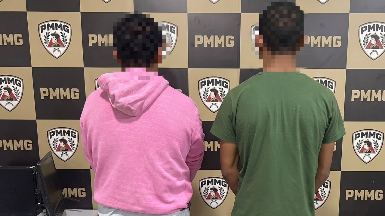 Dois são presos por tráfico após apreensão de maconha, balança e arma falsa no Cais em João Pinheiro