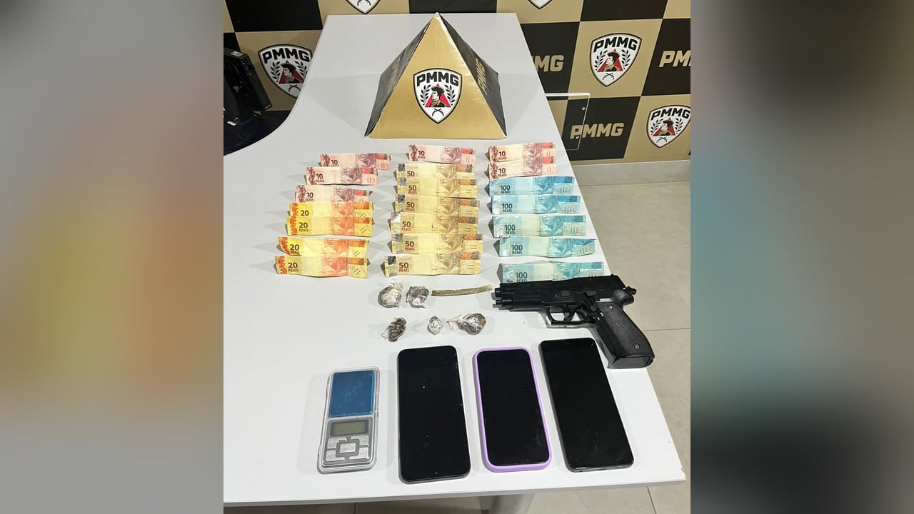 Dois são presos por tráfico após apreensão de maconha, balança e arma falsa no Cais em João Pinheiro