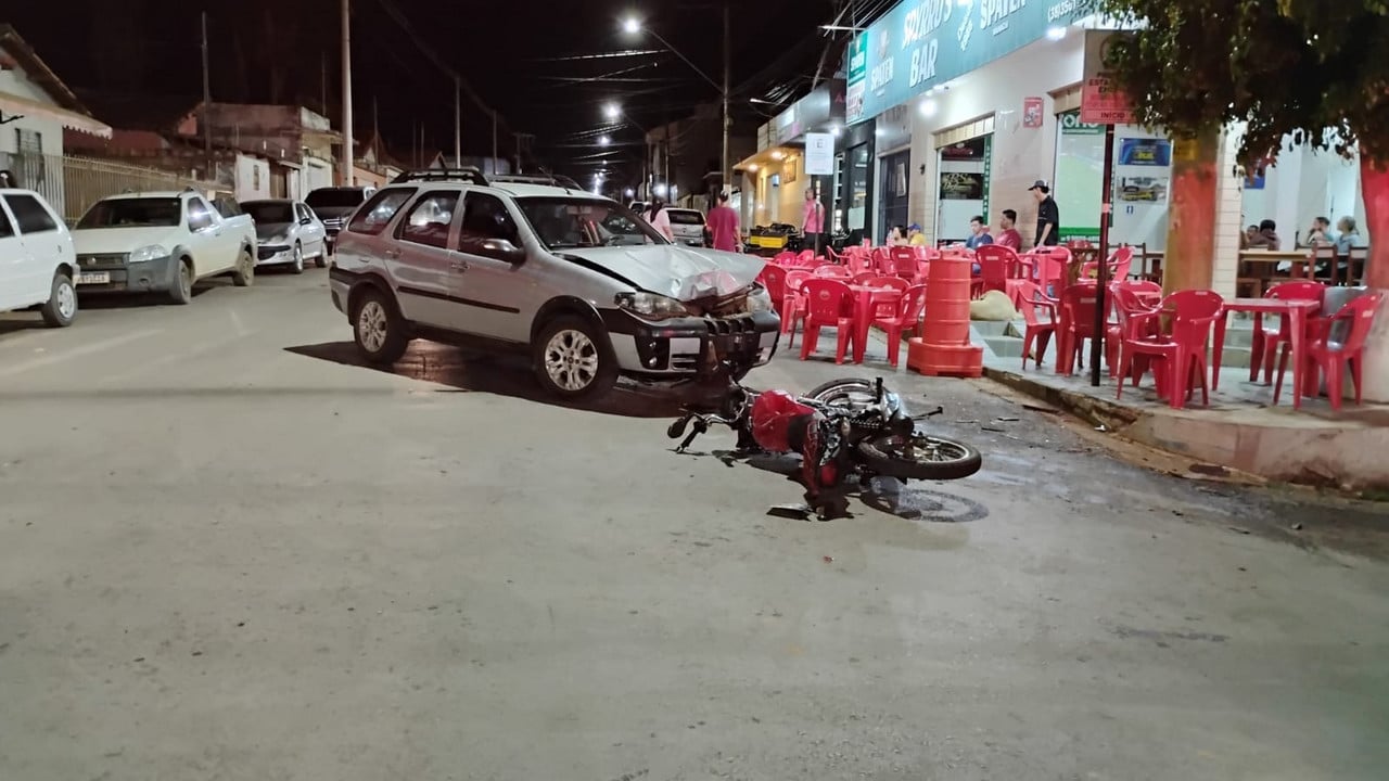 Câmera flagra motociclista voando após bater de frente com carro no Esplanada em João Pinheiro