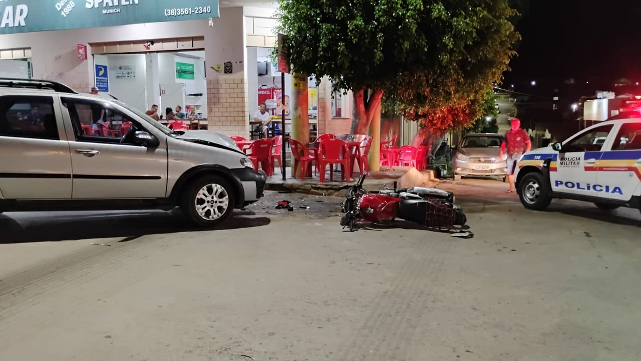 Câmera flagra motociclista voando após bater de frente com carro no Esplanada em João Pinheiro