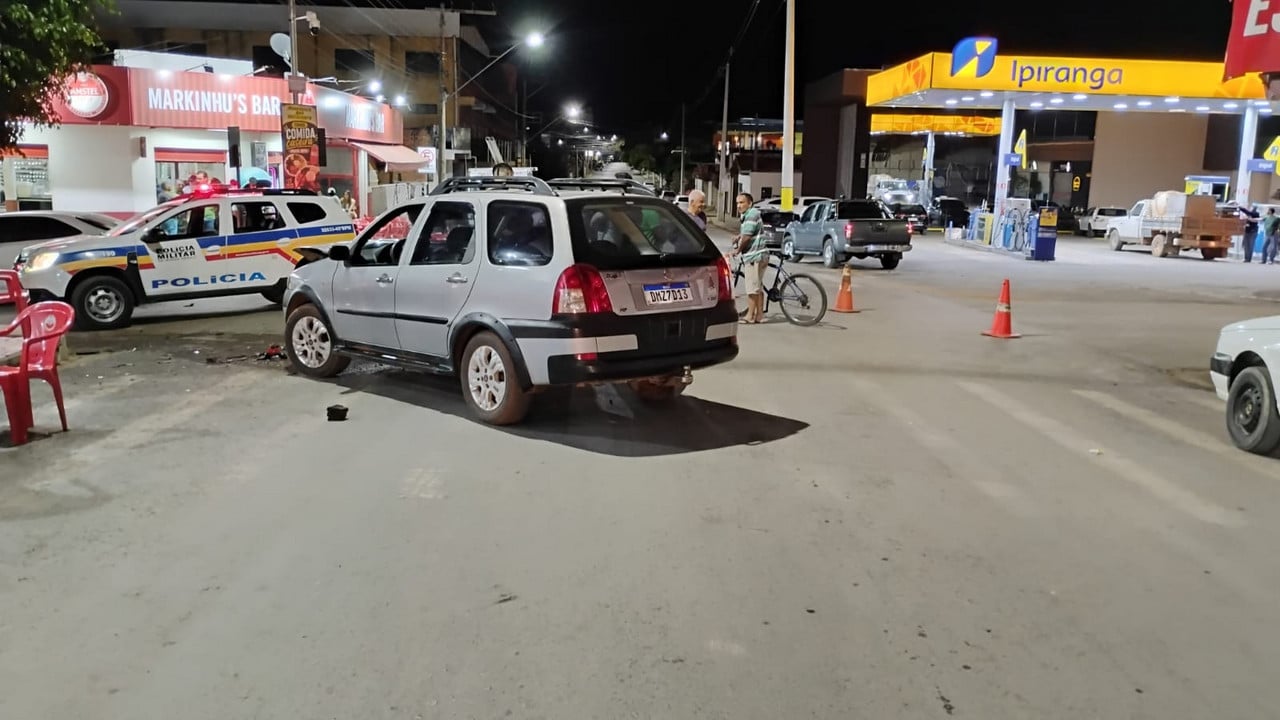 Câmera flagra motociclista voando após bater de frente com carro no Esplanada em João Pinheiro