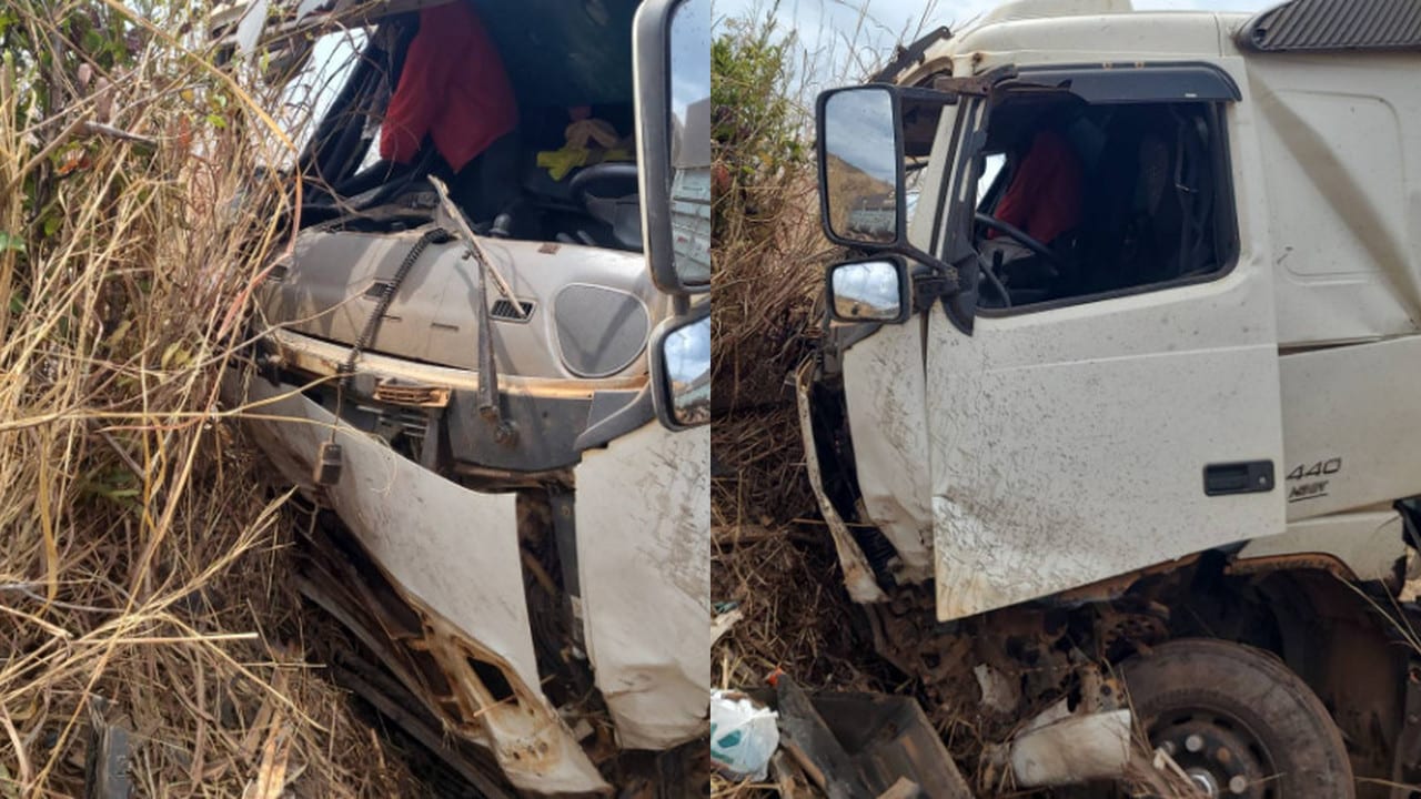 Motorista de João Pinheiro é arremessado de caminhão após sair de pista e bate em barranco na MG-410
