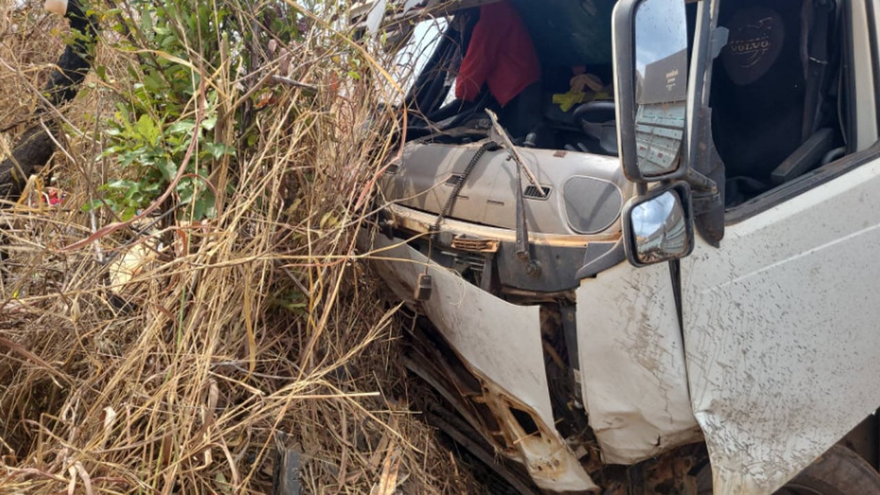 Motorista de João Pinheiro é arremessado de caminhão após sair de pista e bate em barranco na MG-410