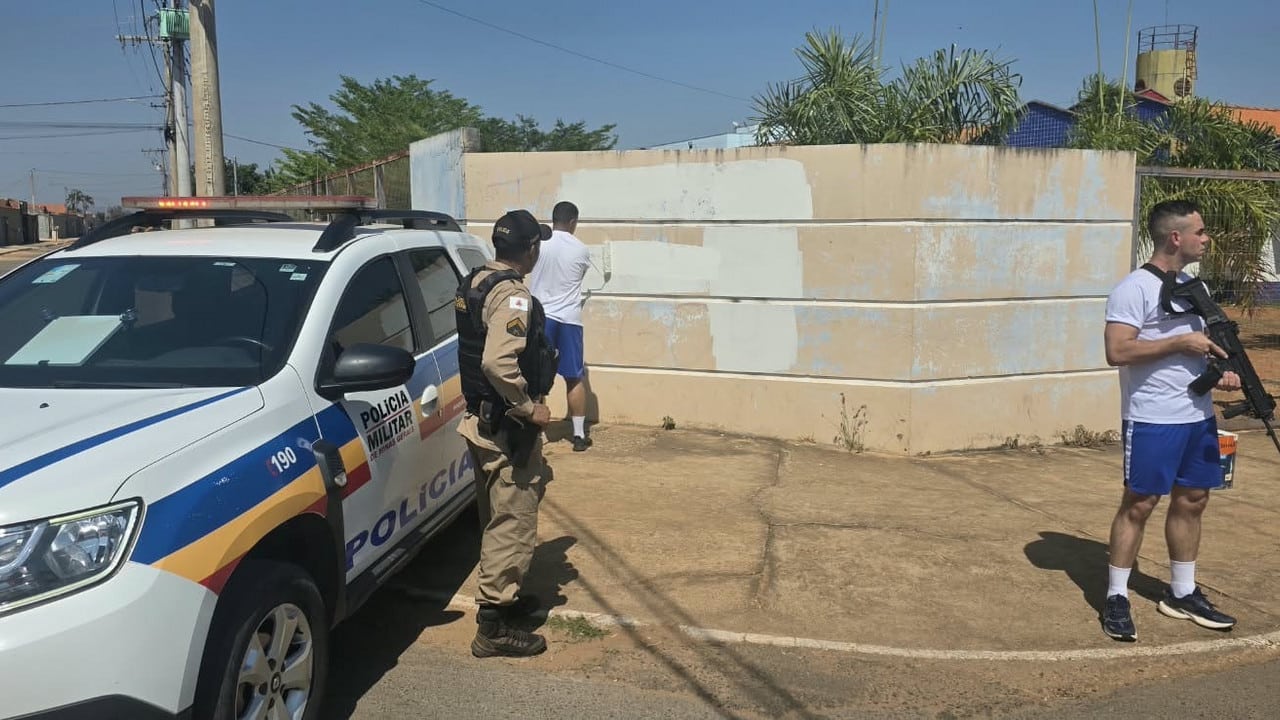 Mais de 10 pontos pichados por facções criminosas são apagados pela Polícia Militar em Brasilândia de Minas