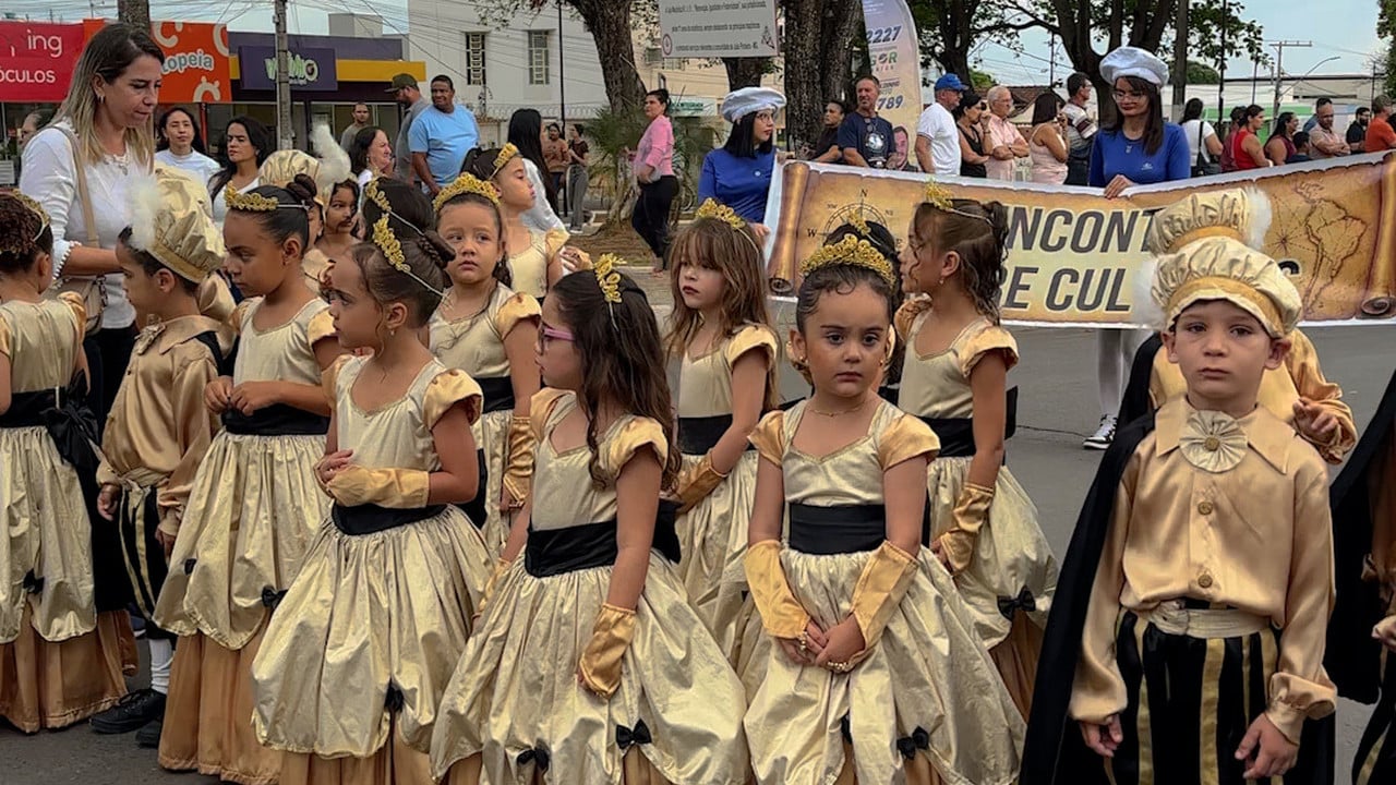 Um espetáculo de beleza! Desfile de 7 de Setembro conta a história do Brasil em 14 pelotões em João Pinheiro