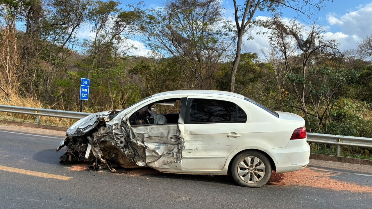 Motorista que voltava de velório dorme ao volante, bate em carreta e atinge outro carro na BR-040 em João Pinheiro