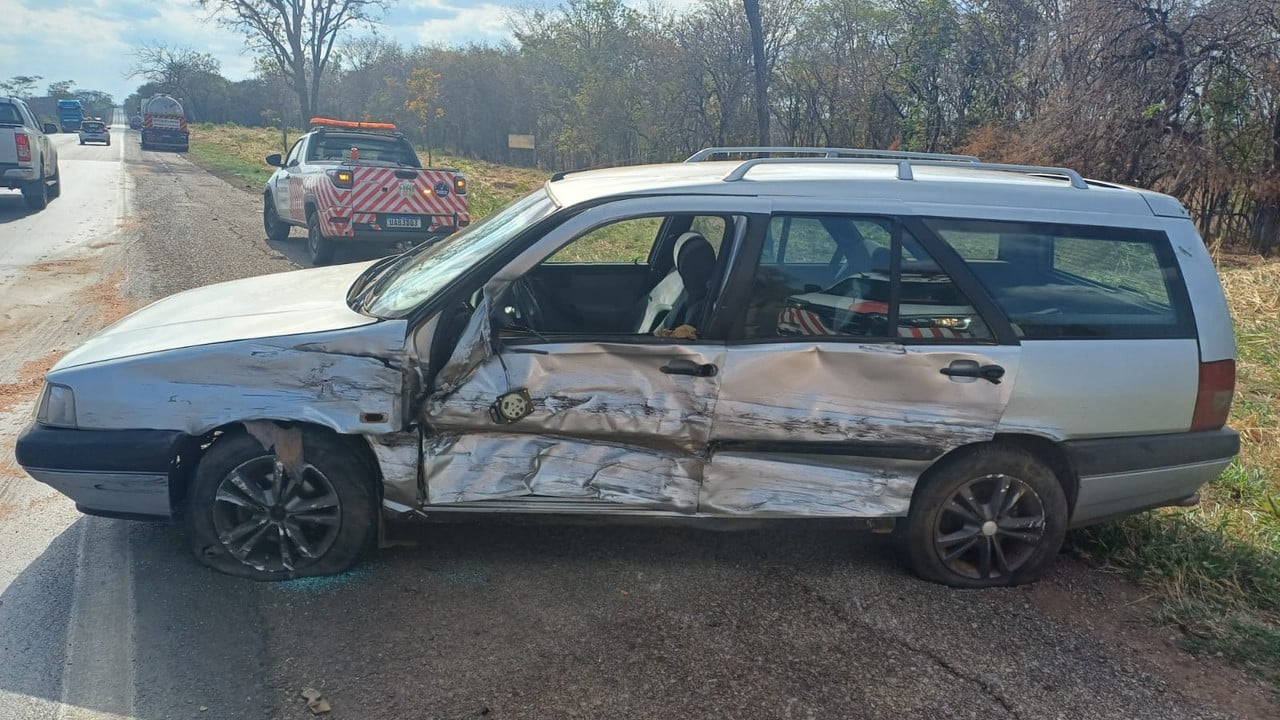 Motorista que voltava de velório dorme ao volante, bate em carreta e atinge outro carro na BR-040 em João Pinheiro