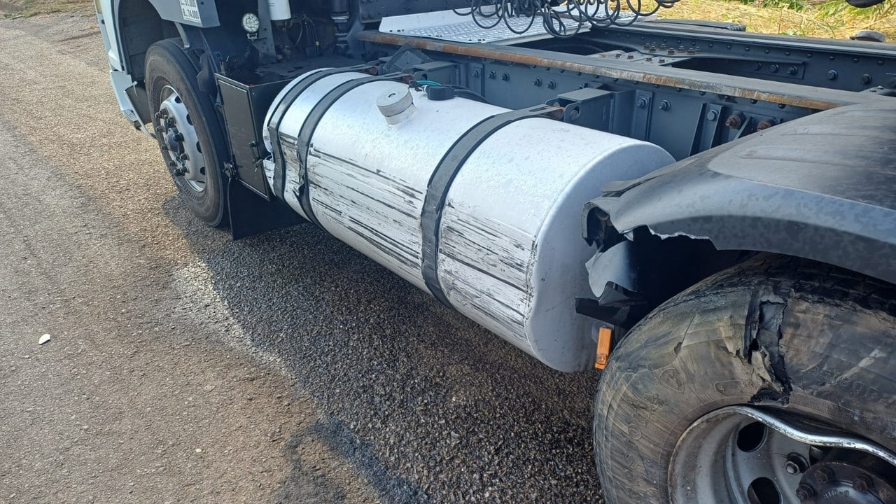 Motorista que voltava de velório dorme ao volante, bate em carreta e atinge outro carro na BR-040 em João Pinheiro